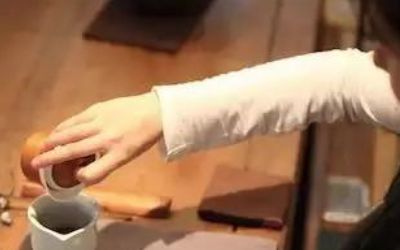 三才蓋碗的正確拿法，三才蓋碗抓碗法圖解