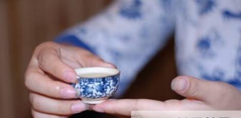 女士喝茶的手勢(shì)，女人正確喝茶手勢(shì)姿勢(shì)圖