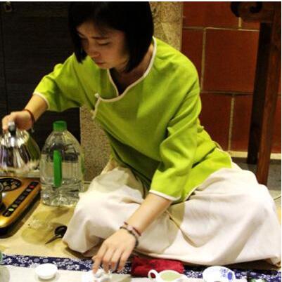 女士喝茶的手勢(shì)，女人正確喝茶手勢(shì)姿勢(shì)圖