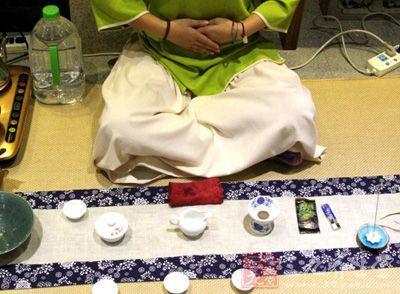 女士喝茶的手勢(shì)，女人正確喝茶手勢(shì)姿勢(shì)圖