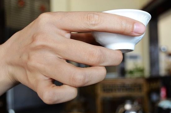女士喝茶的手勢(shì)，女人正確喝茶手勢(shì)姿勢(shì)圖