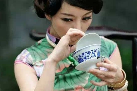 女士喝茶優(yōu)雅姿勢(shì)，女士正確喝茶姿勢(shì)禮儀