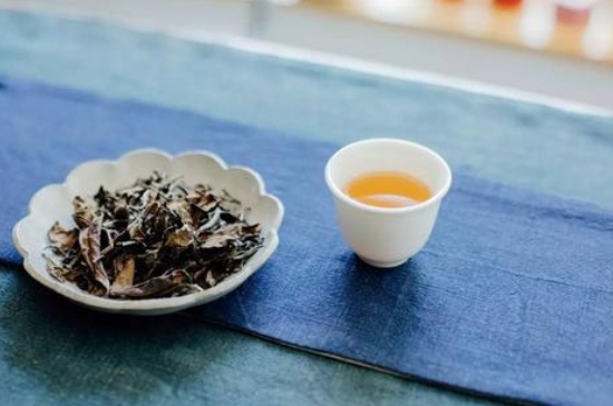 福鼎白茶能長(zhǎng)時(shí)間悶泡嗎，老白茶可以悶著喝嗎？
