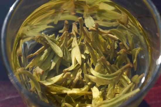 安吉白茶冷藏好還是冷凍好？這個需要根據(jù)存放時間來選擇