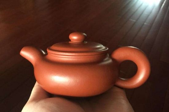 朱泥<a href=http://m.huxthp.com/chaju/zisha/ target=_blank class=infotextkey>紫砂壺如何開壺</a>，朱泥壺日常泡茶養(yǎng)護(hù)