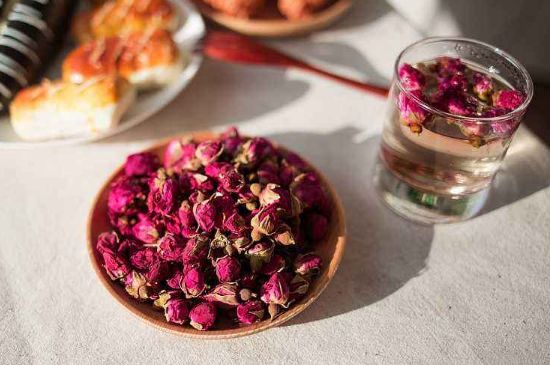 玫瑰花茶的功效與作用，堅(jiān)持喝一個(gè)月玫瑰花茶會怎樣？