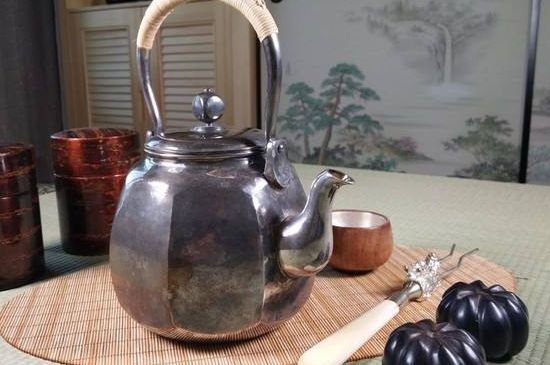 銀壺泡茶后為什么會變黑，銀壺內(nèi)膽發(fā)黑怎么辦
