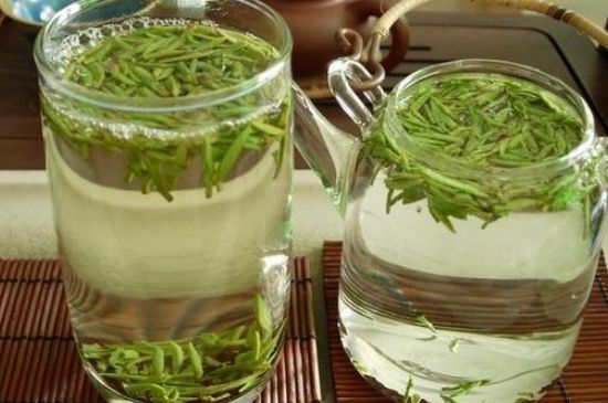 竹葉青和雀舌哪個貴，竹葉<a href=http://m.huxthp.com/fenlei/wulongcha/ target=_blank class=infotextkey>青茶</a>貴嗎？