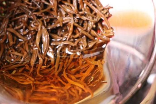 300塊錢(qián)的金駿眉能喝嗎，兩三百多金駿眉和一千多區(qū)別