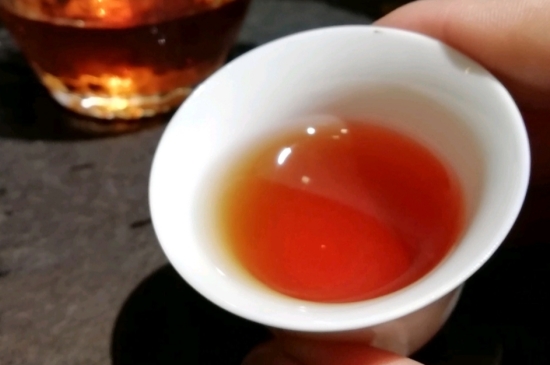 長(zhǎng)期喝巖茶會(huì)上火嗎？巖茶這樣喝了容易上火！