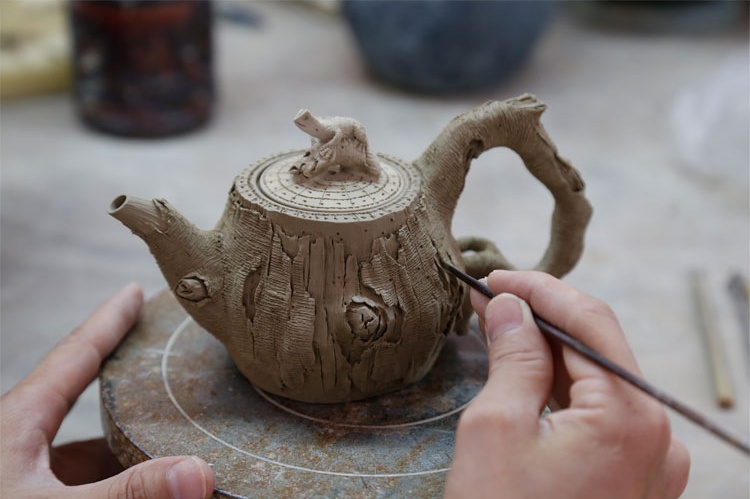 仿木外皮紫砂壺，創(chuàng)意木樁手工雕刻紫砂壺