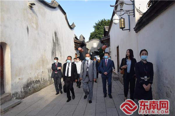 外國(guó)駐華使節(jié)一行參觀三坊七巷